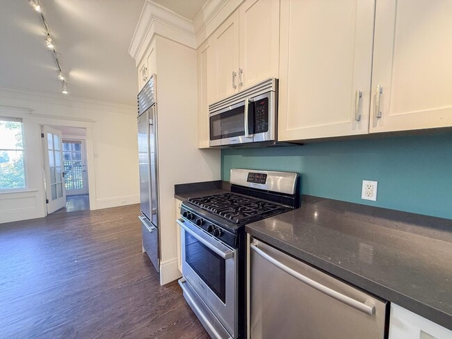 Building Photo - 3 bed 1 bath Townhome in heart of Mission District