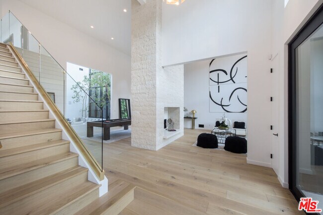 Foto del edificio - 1378 N Doheny Dr