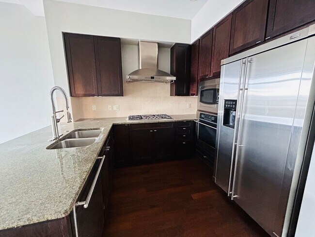 Foto del edificio - Stunning Landmark Home! CURRENTLY OFFERING...
