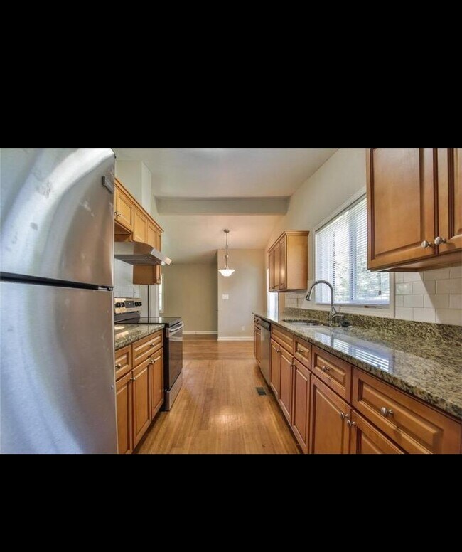 Building Photo - 2800 Sherwood Rd SE