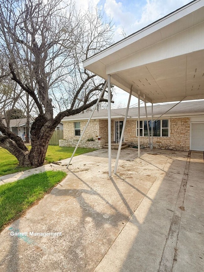 Foto del edificio - Spacious 5 Bedroom, 3 bath