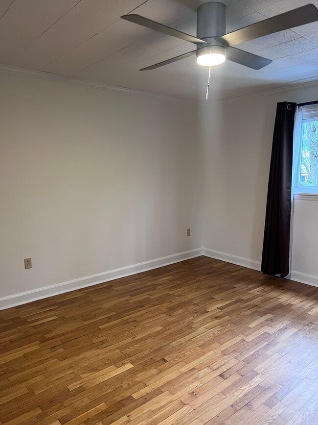 Building Photo - Cute Cottage, Super convenient location/ w...