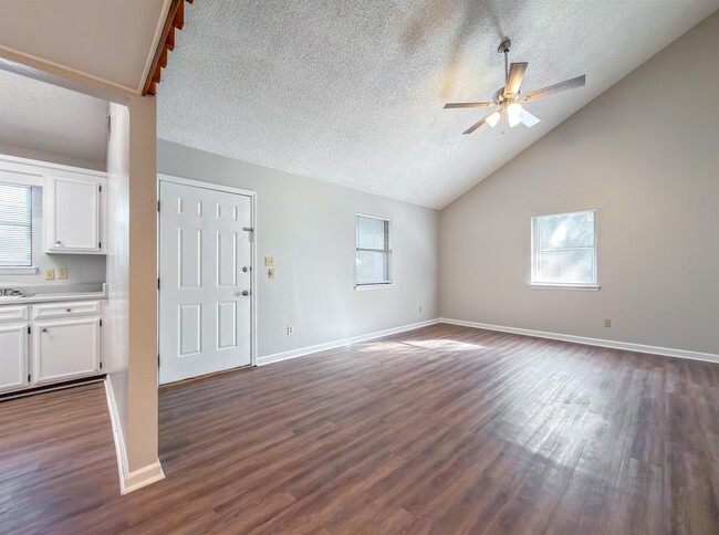 Building Photo - 1556 Twin Lakes Cir