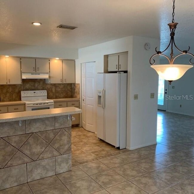 Building Photo - Located in the heart of Port Charlotte clo...