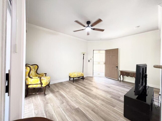 Foto del edificio - Stylishly Renovated 2-Bed Condo Near the L...