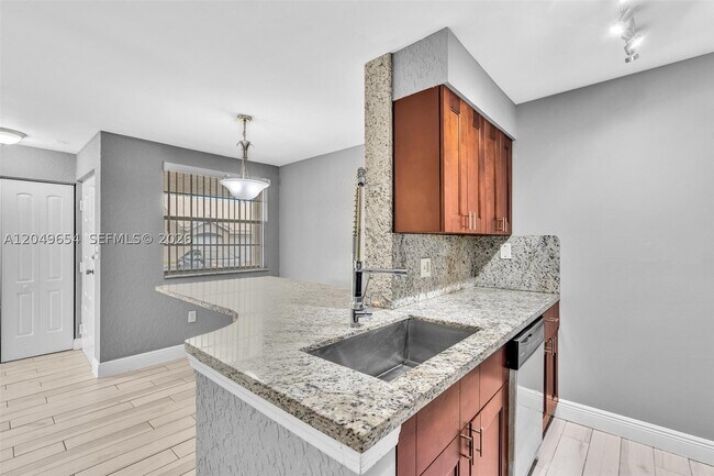 Foto del edificio - 2851 N Oakland Forest Dr