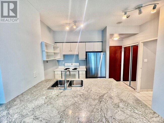 Building Photo - 10 Yonge St