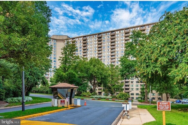 Foto del edificio - 5225 Pooks Hill Rd