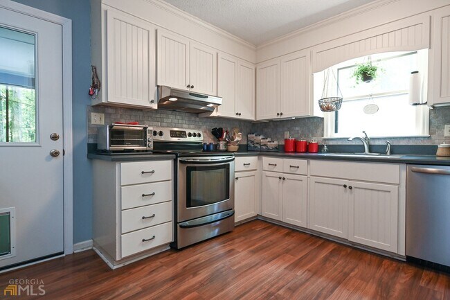 Foto del edificio - Spacious 3-Bedroom Home on Private Lot in ...