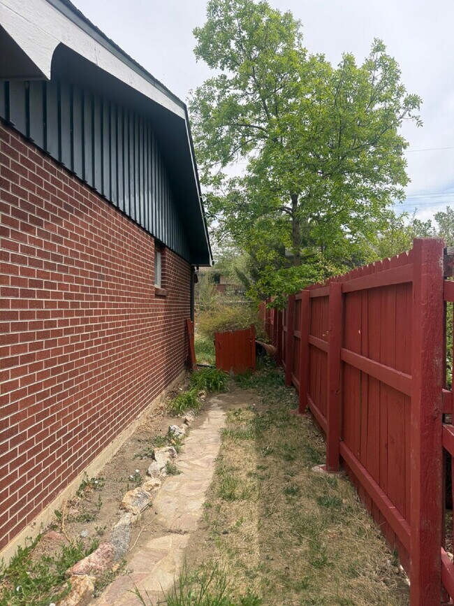 Foto del edificio - Charming Home Available Now!