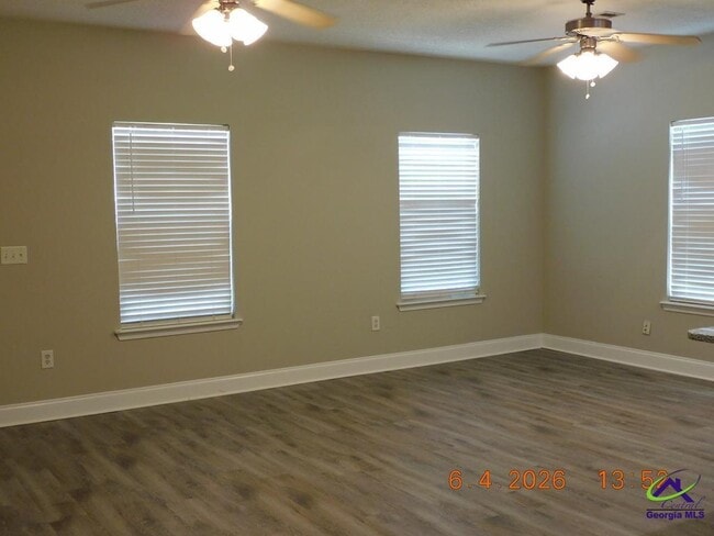 Building Photo - 408 Club Villa Court