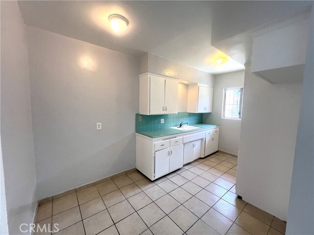 Building Photo - 620 W 82nd St