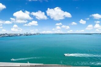 Building Photo - 520 Brickell Key Dr
