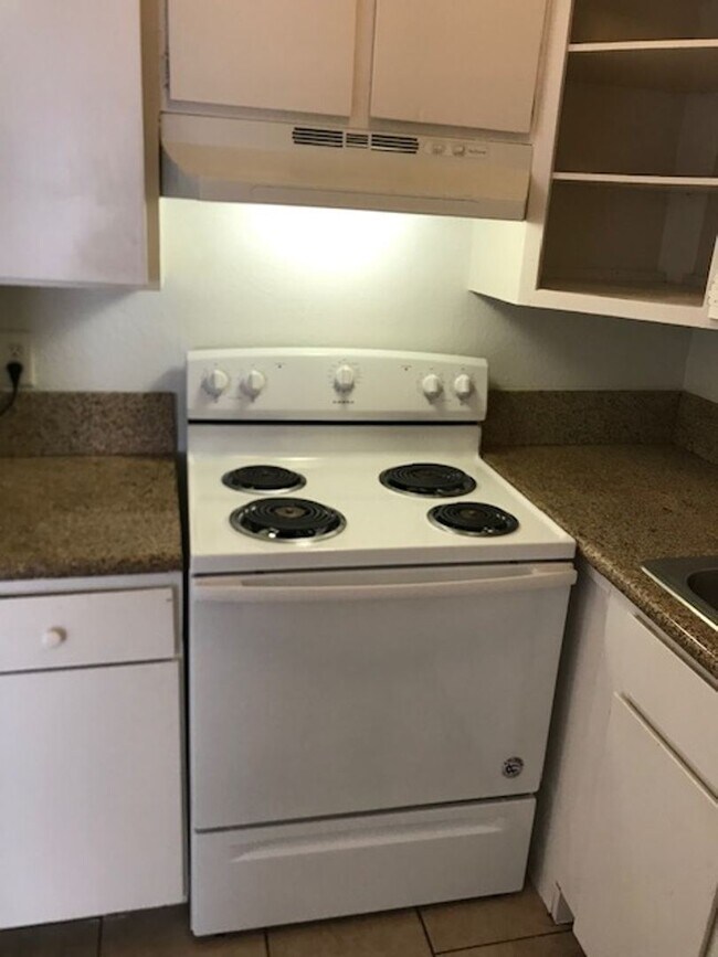 Building Photo - 1 br, 1 bath House - 217 W. Chicago Ave #D