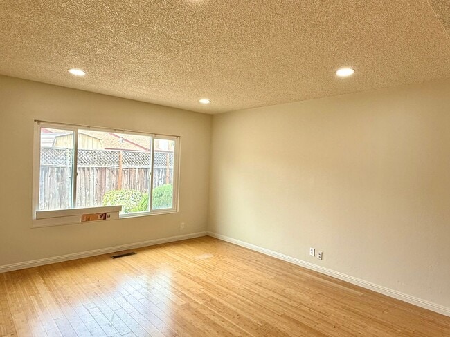 Building Photo - COMING SOON! $3,790 / 3 BR - 1528 S.F. VER...