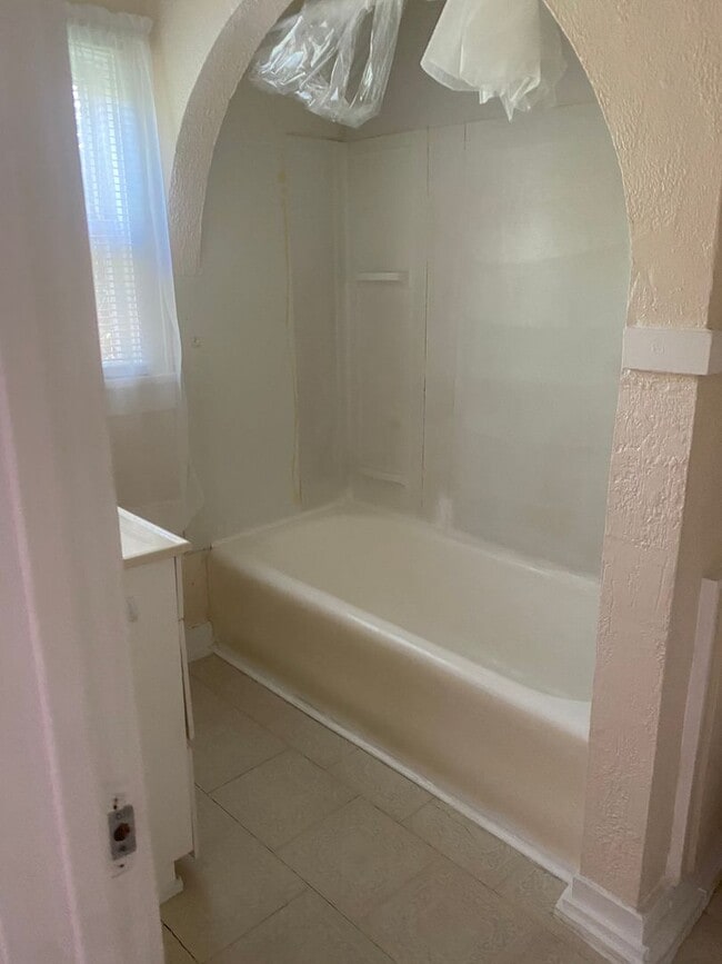 Foto del edificio - 2 bed 1 bath for lease near downtown