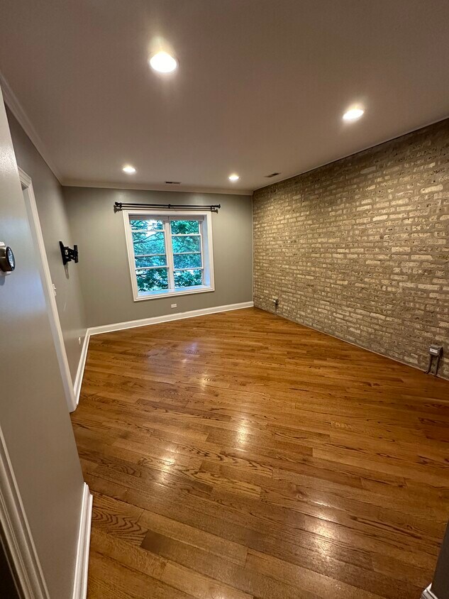 living room - 3210 W Berwyn Ave