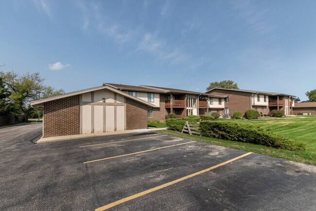 Building Photo - 800 Brook Dr
