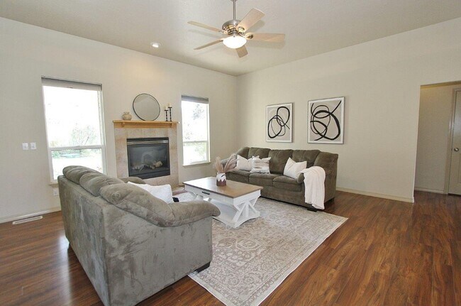 Foto del edificio - Your New Home Awaits in Bolder Creek! 4bed, 3 bath!! _ Pets Welcome.