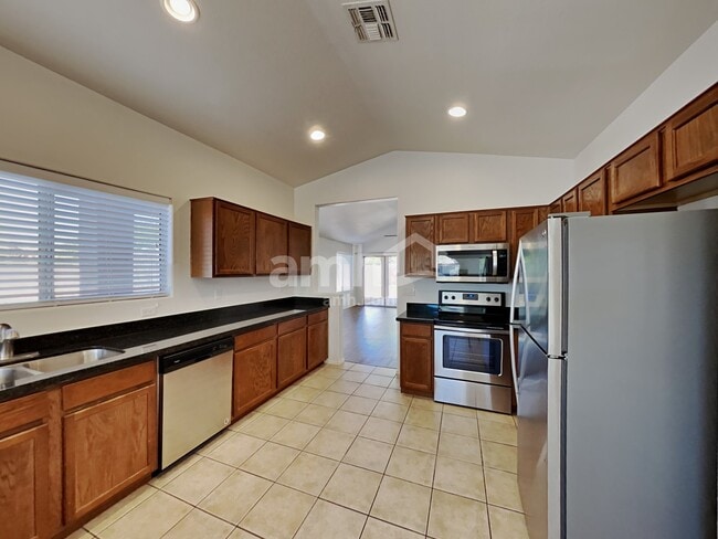 Building Photo - 5102 E Duane Ln