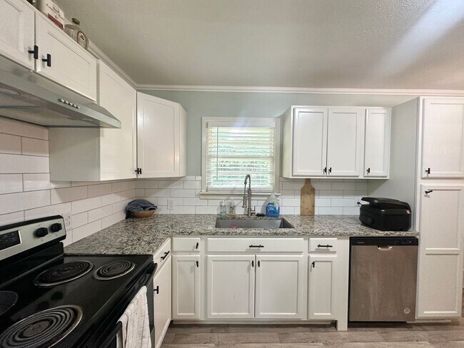 Foto del edificio - Updated 3-Bedroom Home Near TJC & Medical ...