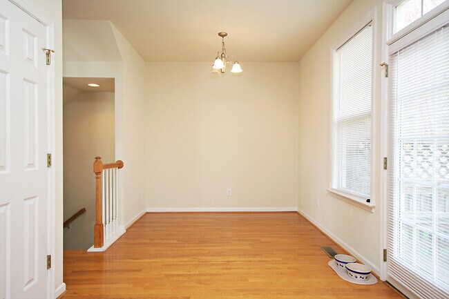 Building Photo - Pet Friendly Mill Creek Village Townhome