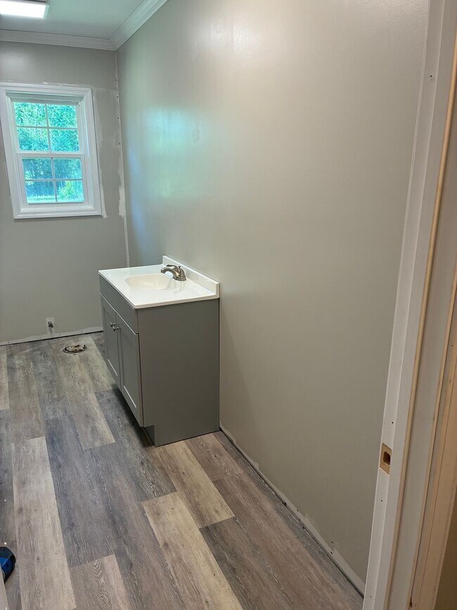 Building Photo - 3 Bed 2 Bath Brick Home Newly Renovated