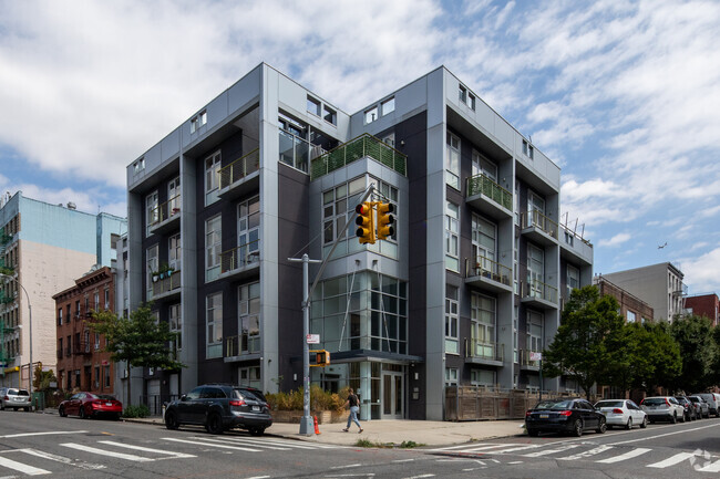 Building Photo - 390 Lorimer St