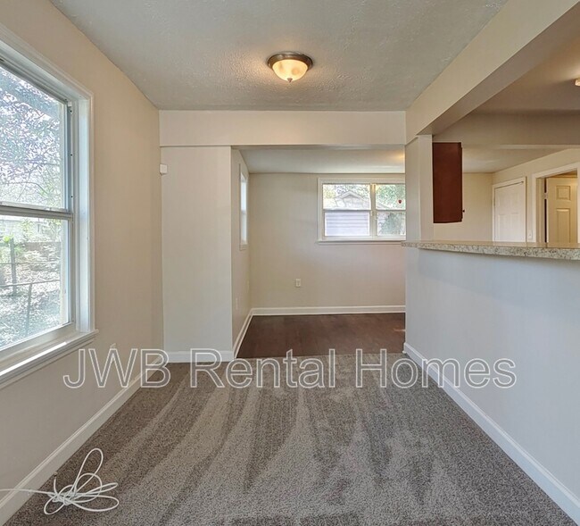 Building Photo - 616 E 61st St