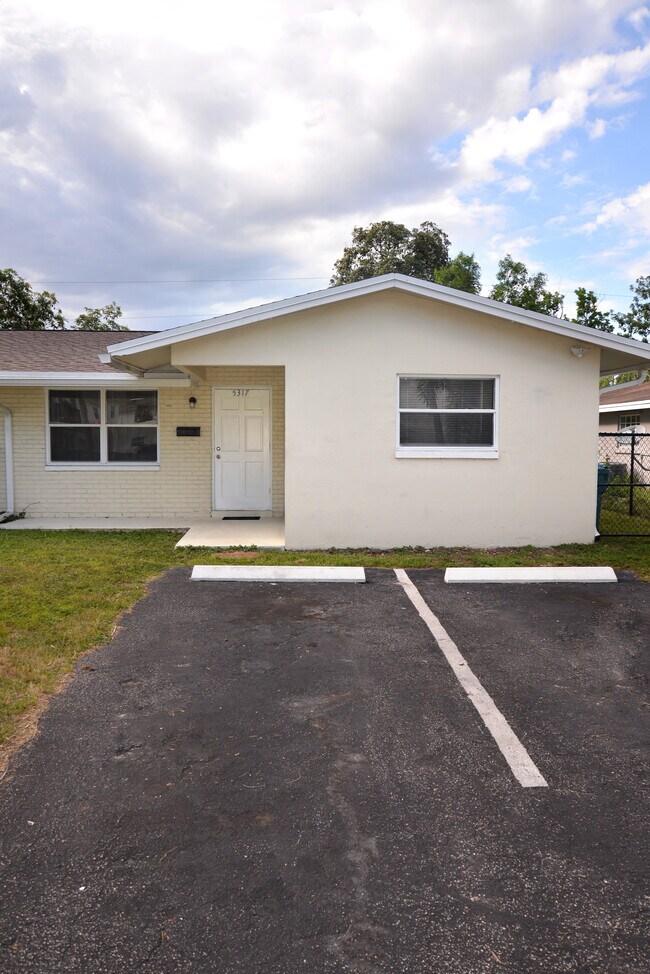 Foto del edificio - 5317 NW 18th Ct