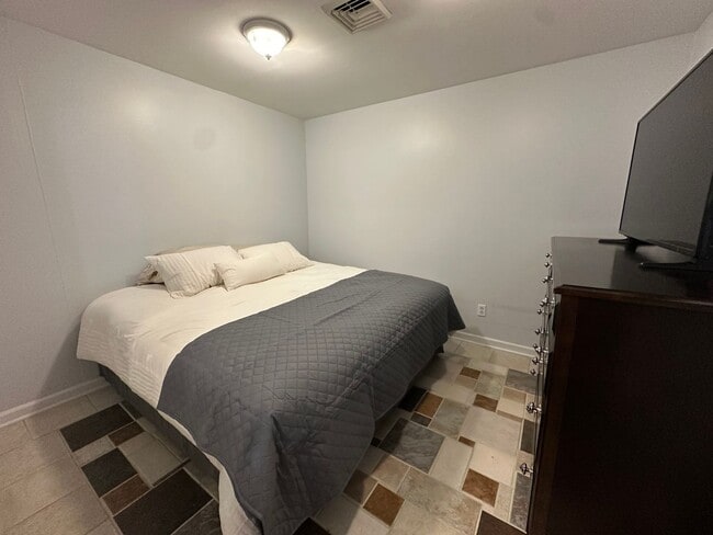 Foto del edificio - 1BR/1.5BA Downtown FURNISHED Apartment