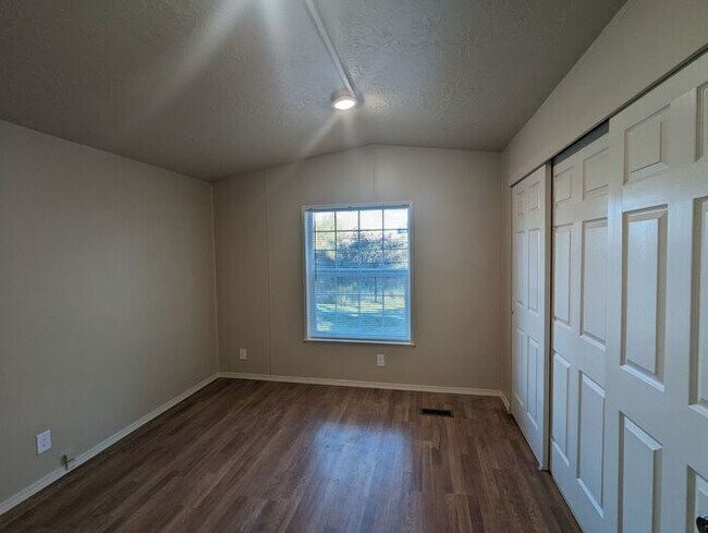 Building Photo - Charming 2 Bedroom Home - $300 Off Move-in...
