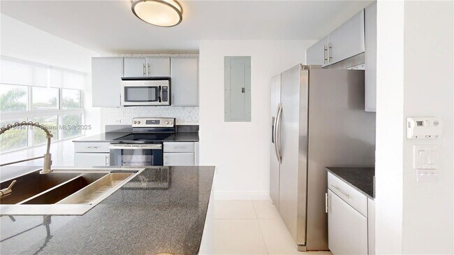 Foto del edificio - 1861 NW S River Dr