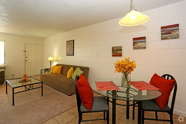 Living/Dining room - Campus Walk