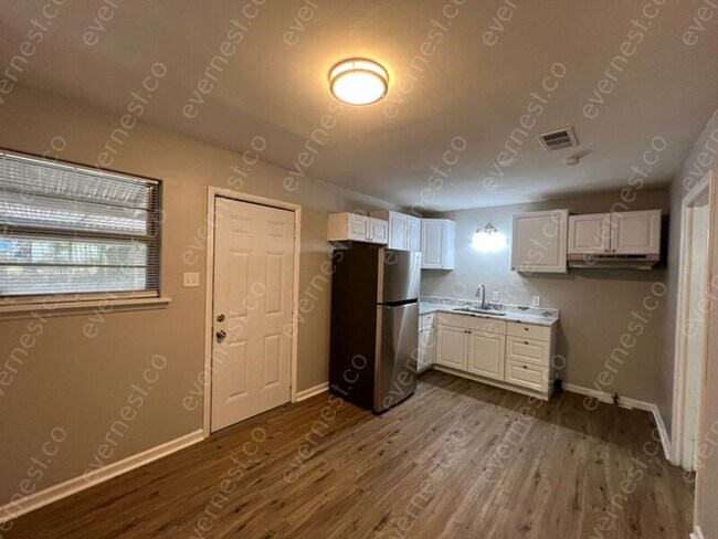 Foto del edificio - 7425 Knollwood Rd