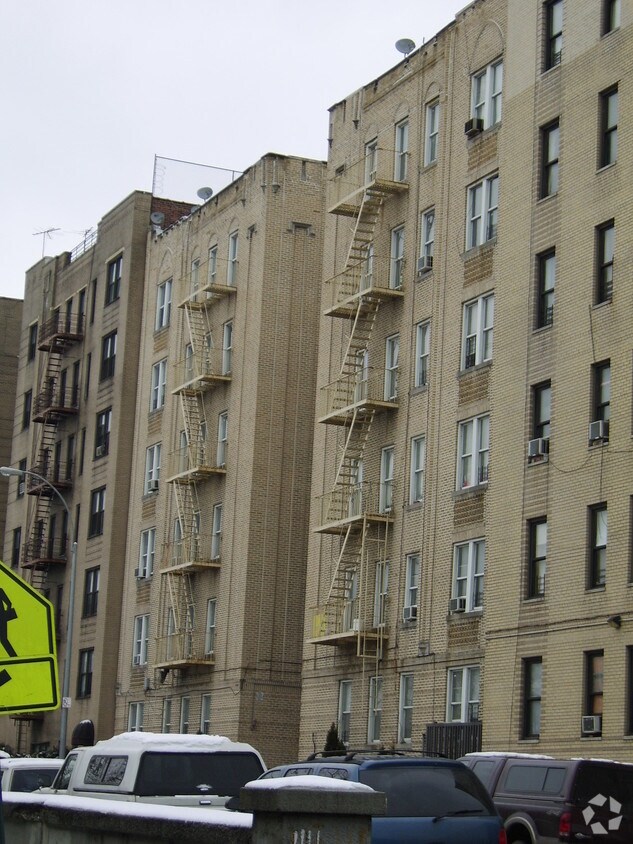 Foto principal - 2760 Jerome Ave