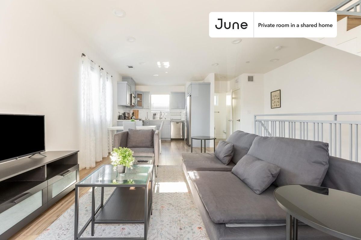 Foto principal - Private bedroom in 3 bed/3.5 bath Home