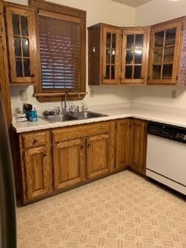 Building Photo - AVAILABLE AUGUST -  3 BED 2 BATH