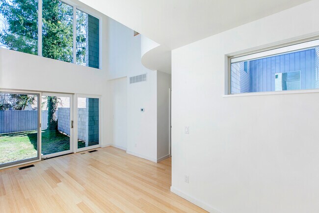 Building Photo - 16 Greenview Ave