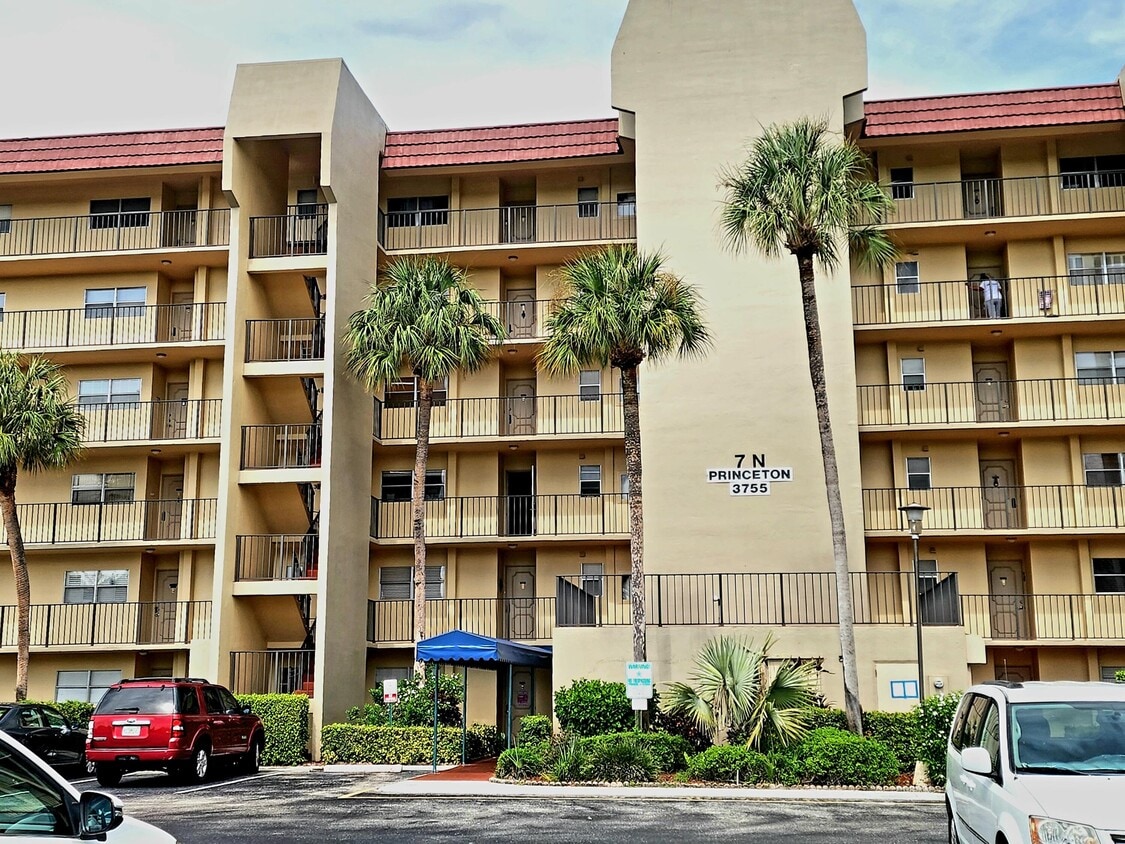 Primary Photo - 3755 Via Poinciana