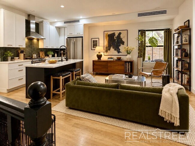 Foto del edificio - Spacious 3-Bedroom Duplex with Private Outdoor Space in Ocean Hill