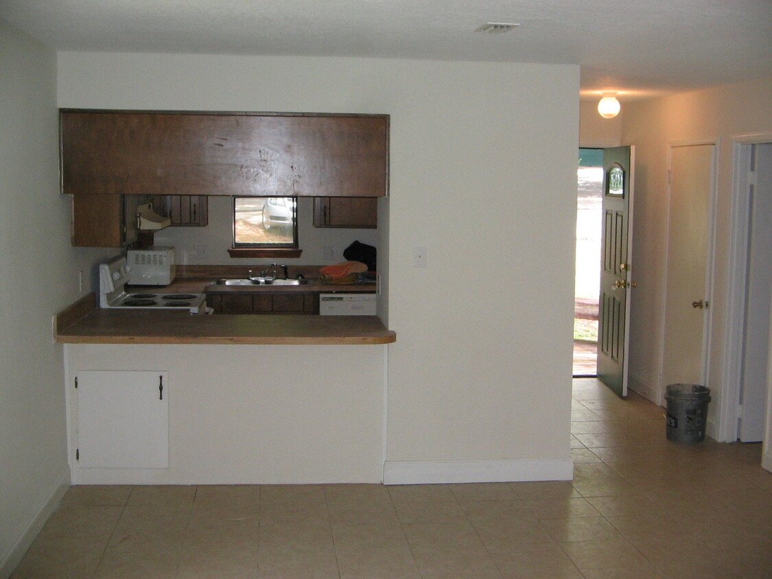 Foto del edificio - Very Unique Three Story Home...Available A...