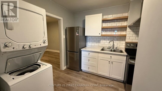 Building Photo - 1072 Dundas St