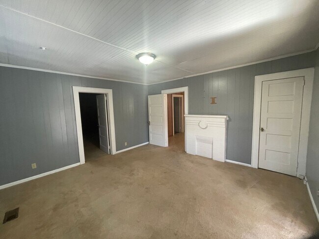 Foto del edificio - 2 bedroom 1 bath house available