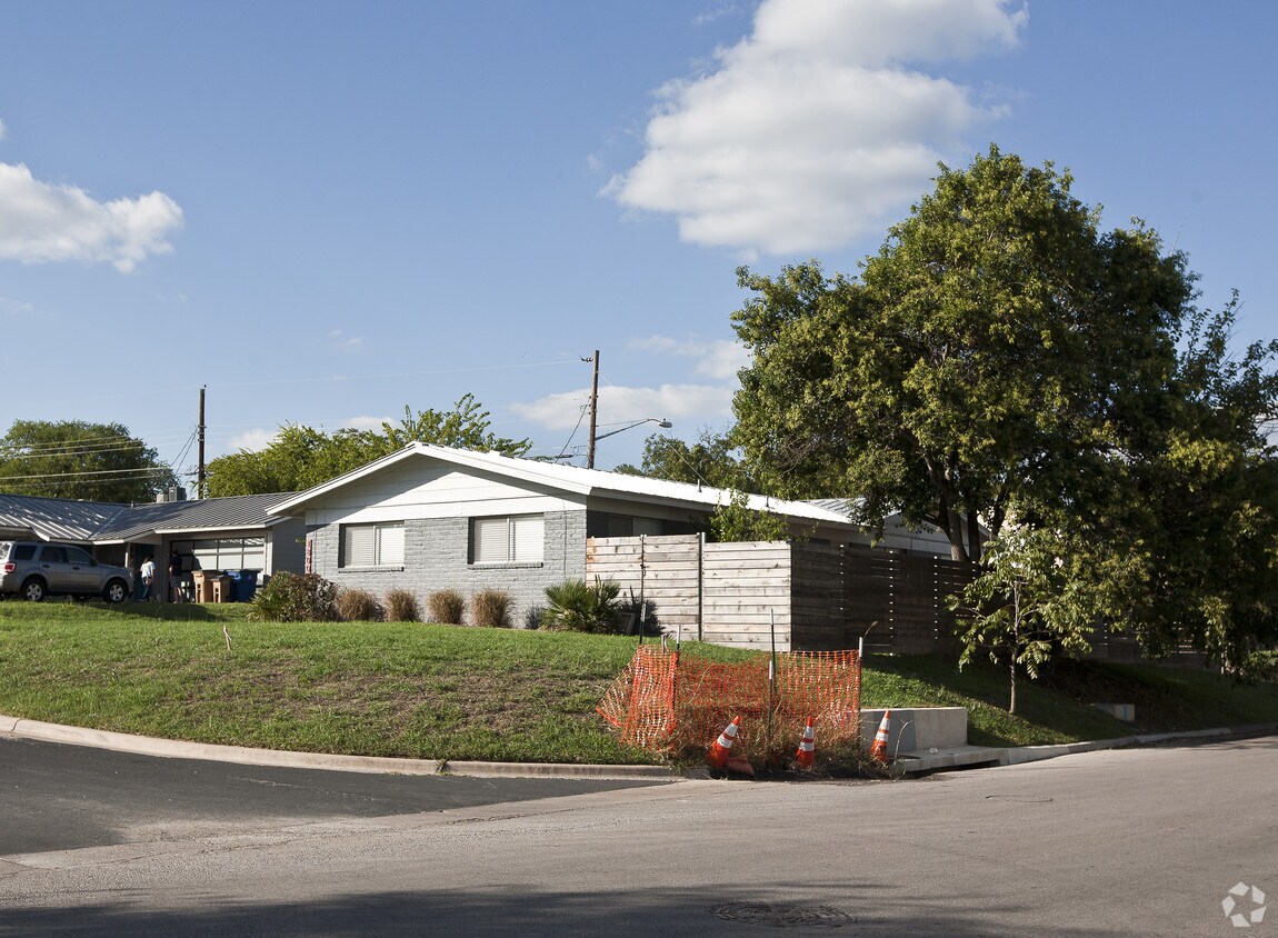 Building Photo - 1800-1906 Blue Crest Dr