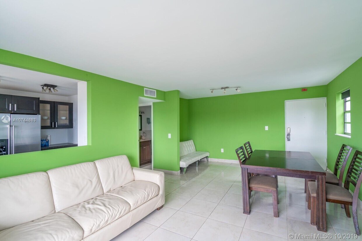 Primary Photo - 1418 Collins Ave