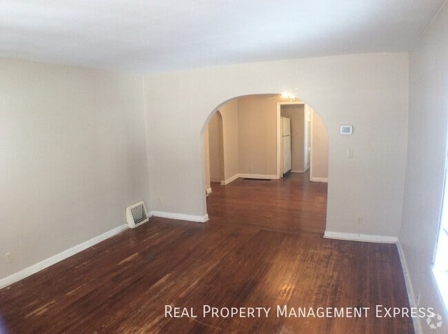 Building Photo - 2 Bedroom 1 Bathroom Lower Level Unit Clos...