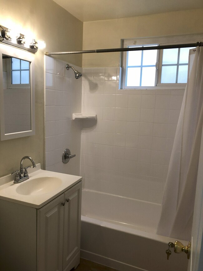 Bañera recién acristalada y ducha con azulejos, con espejo nuevo y botiquín. - 9226 Palm St