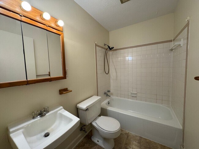 Foto del edificio - Renovated 2 bedroom Duplex!