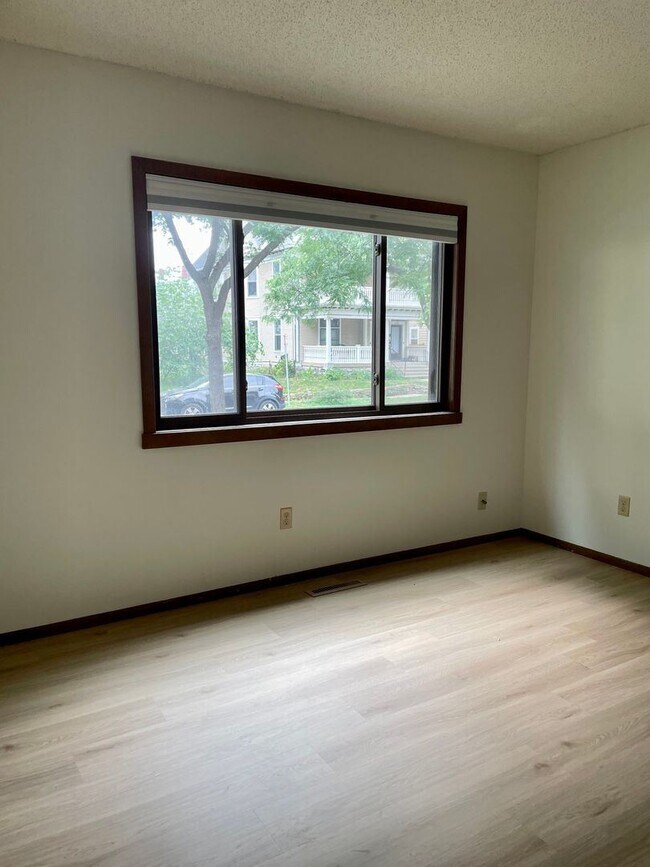 Building Photo - 2 br, 1 bath House - 2463 Elliot Ave